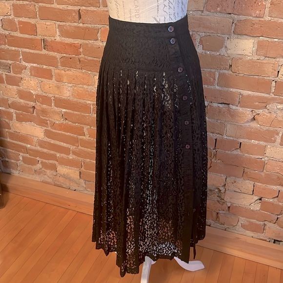Lace skirt with buttons - Picture 1 of 6